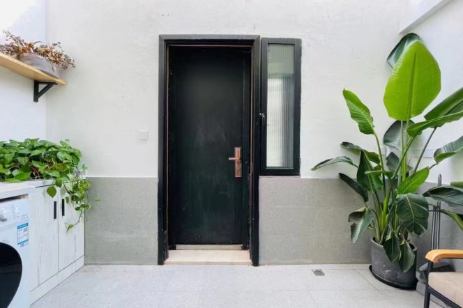 South Shanxi Rd or Jiashan Rd Station 1Br with Yard Line1/9/10/12